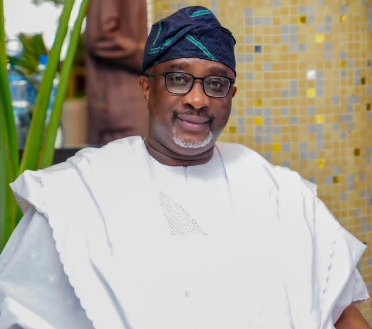 AKURE YOUTH MEDIA CELEBRATES SENATOR ADENIYI ADEGBONMIRE SAN ON HIS BIRTHDAY